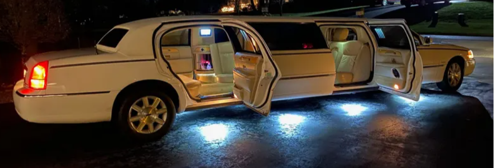 This image shows an limousine in San Francisco in night